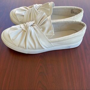 Unique Bow Design Mia Women's White Bow Tie Top Slip On Shoe Size 8.5